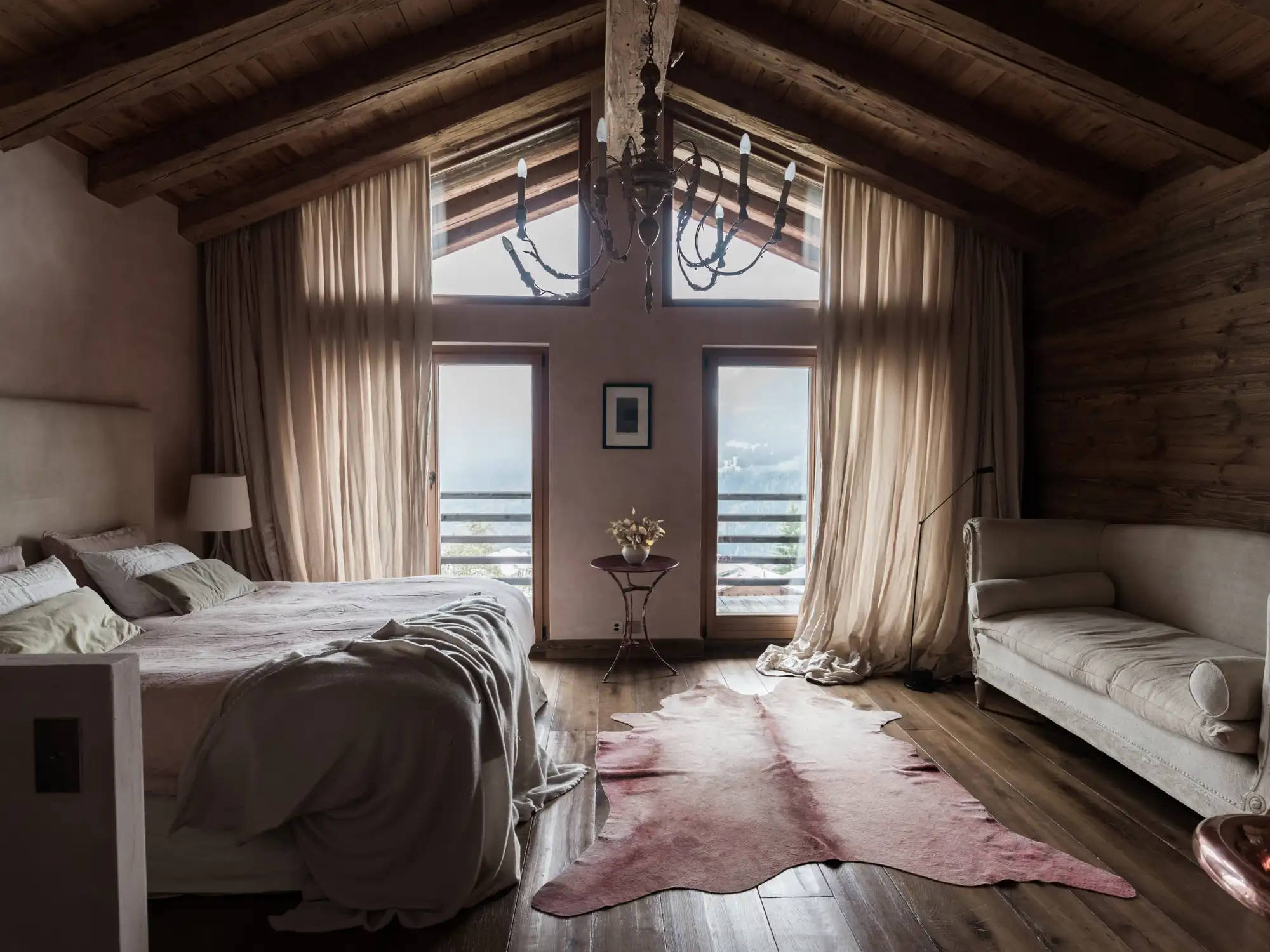 dormitorio con techo madera a dos aguas