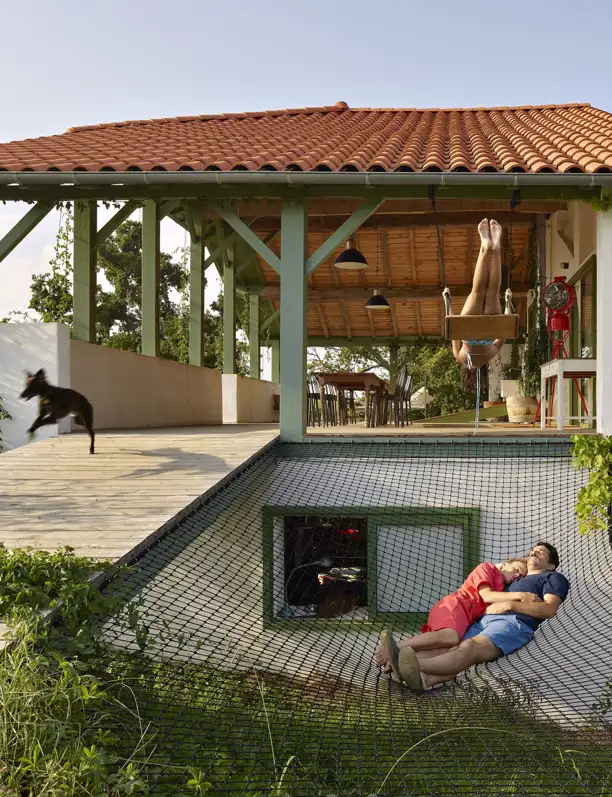 De granja en ruinas a hogar: soluciones creativas, terrazas y mucha luz natural "haciendo lo menos posible"