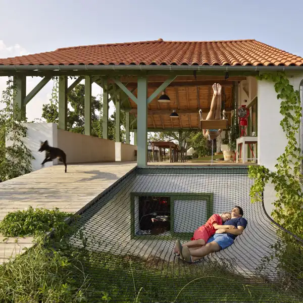 De granja en ruinas a hogar: soluciones creativas, terrazas y mucha luz natural "haciendo lo menos posible"