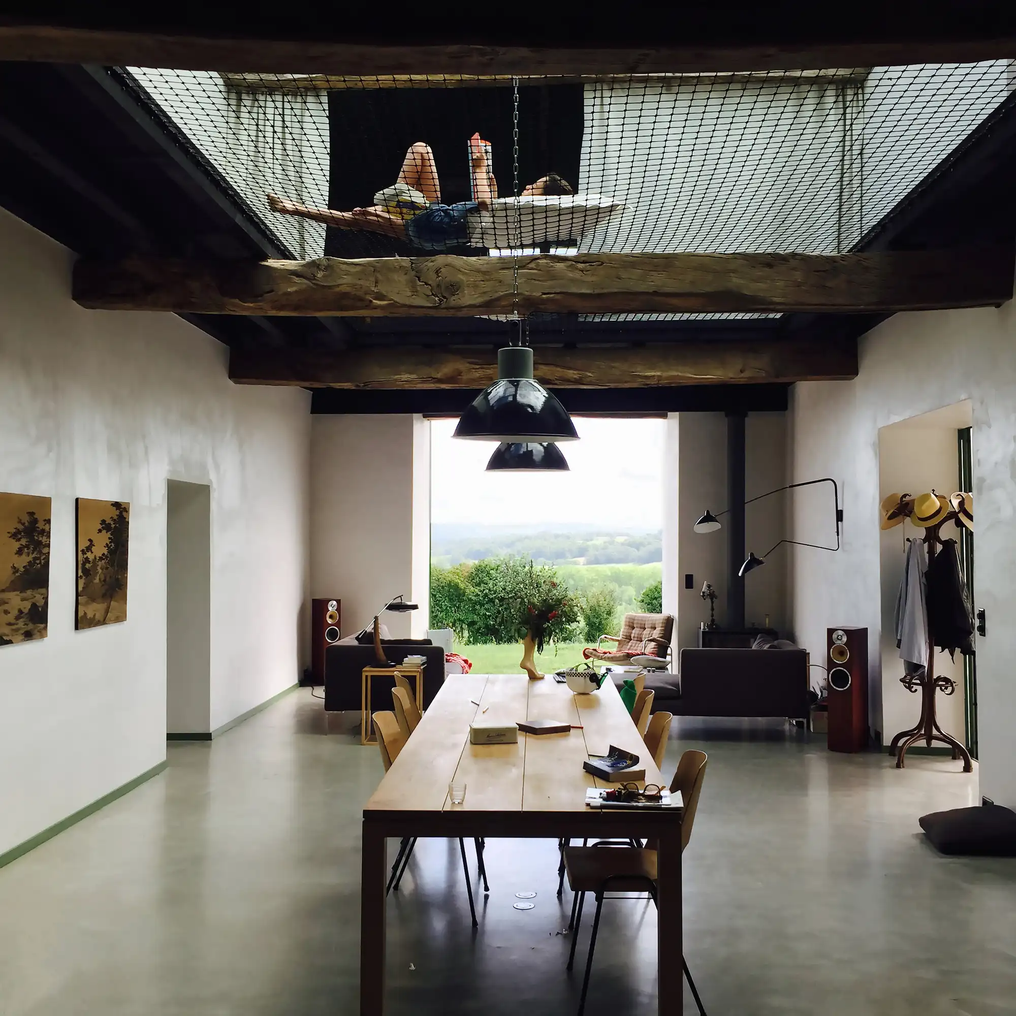 Los arquitectos han respetado el estado de la casa para ahorrar, pero también para reforzar la conexión con el paisaje y el sentido de libertad