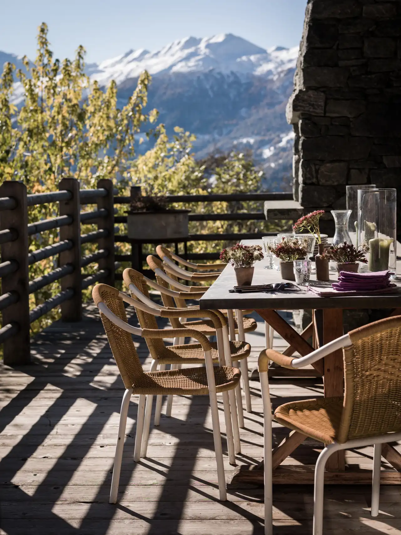 Cuando sale el sol, la terraza se convierte en el espacio preferido de la casa, desde el que se disfruta de las espectaculares vistas a las montañas de Suiza.