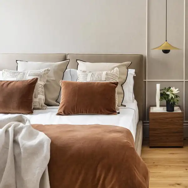 Llegan a Zara Home los cojines con los colores tendencia del 2024/2025 más elegantes para el salón y el dormitorio