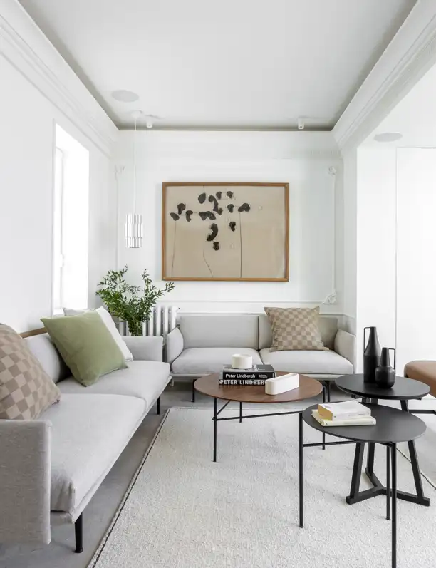 Este ático en el barrio de Salamanca recupera su terraza y la conecta con un interior contemporáneo con toques clásicos