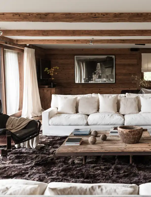 Un hotel de madera en los Alpes se convierte en el hogar de una familia numerosa: ecléctico y con piezas de otras épocas