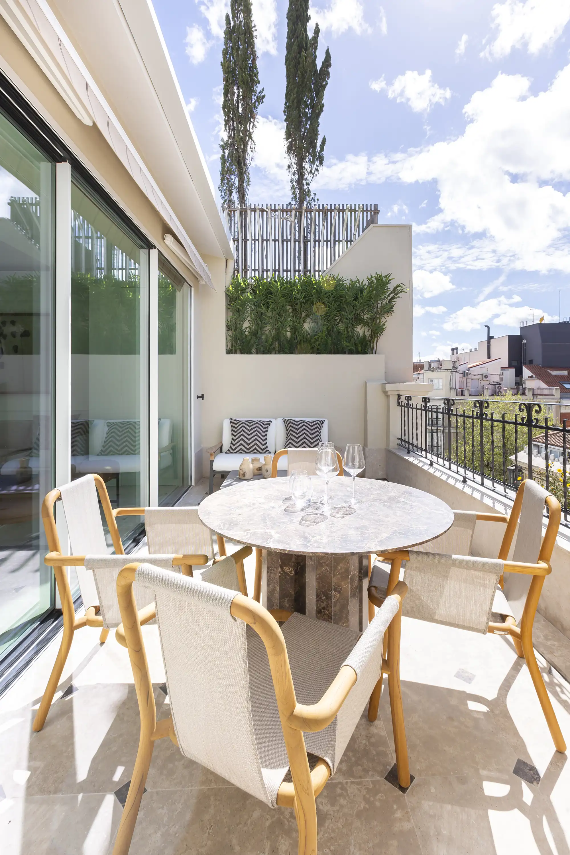 terraza atico con dos ambientes estar y comedor