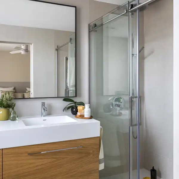 baño con mueble madera y mampara clasica
