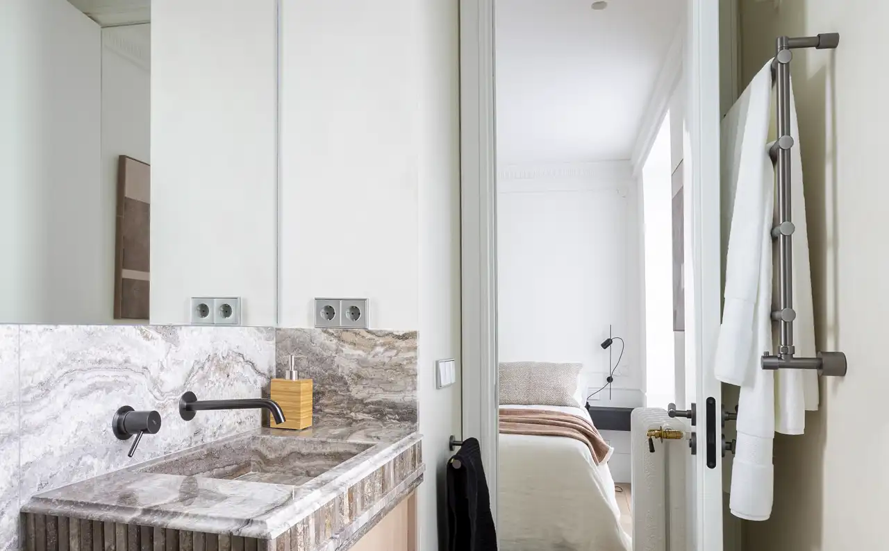 baño en suite con lavabo de madera y piedra