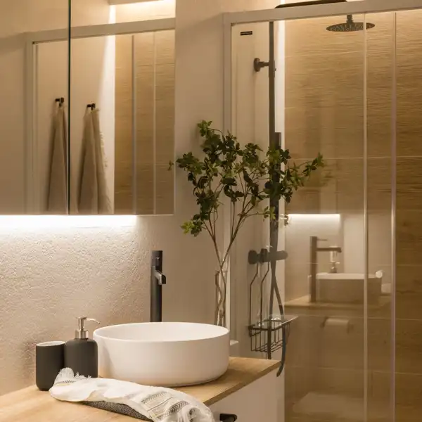 baño principal tonos neutros e iluminacion indirecta