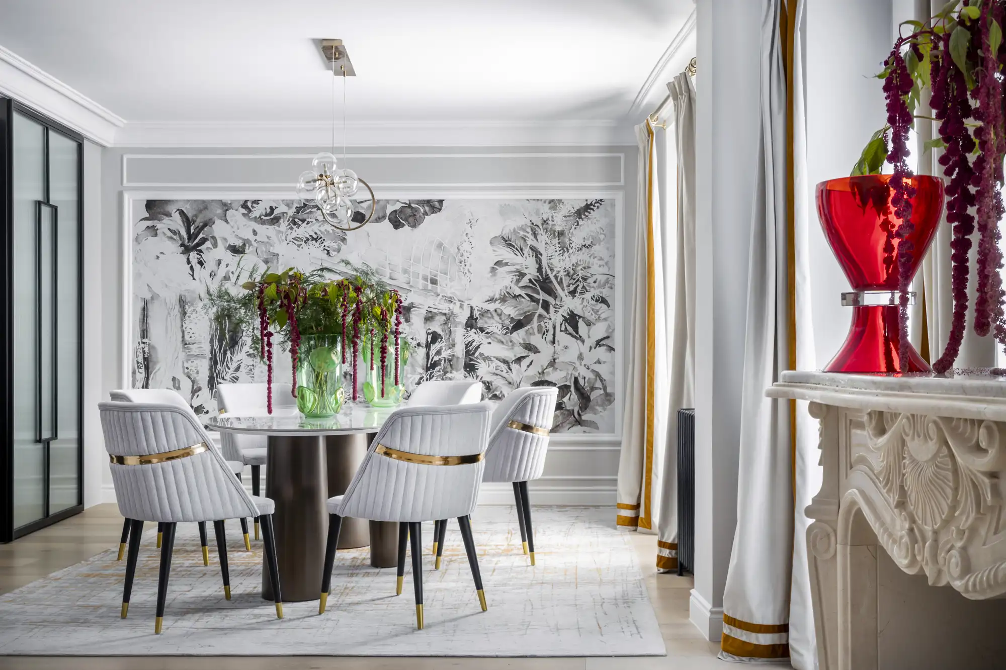 Comedor con pared de papel pintado