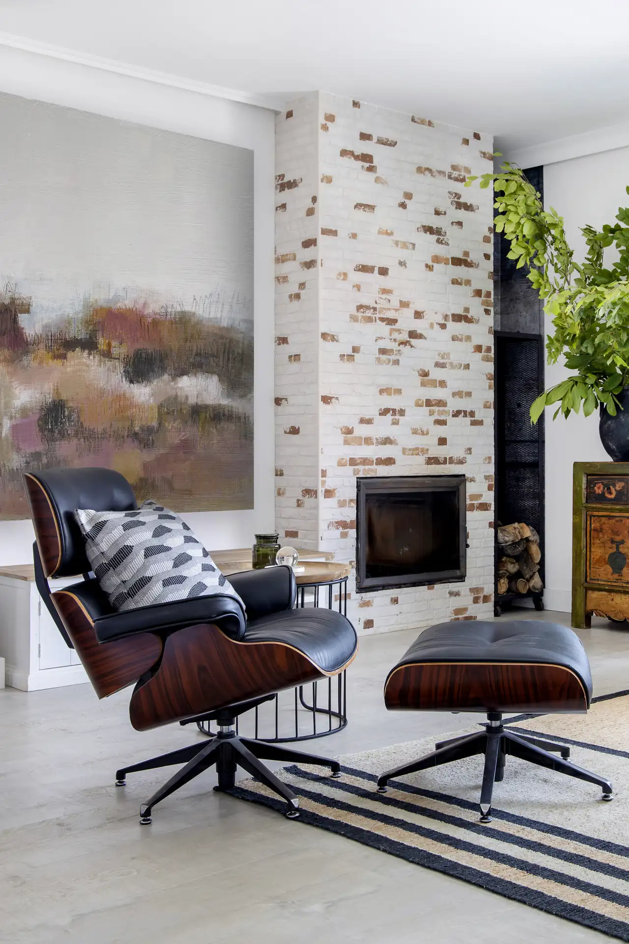 EAMES NOGAL SALON CHIMENEA LADRILLO MUEBLE ANTIGUO LINEAS RECTAS