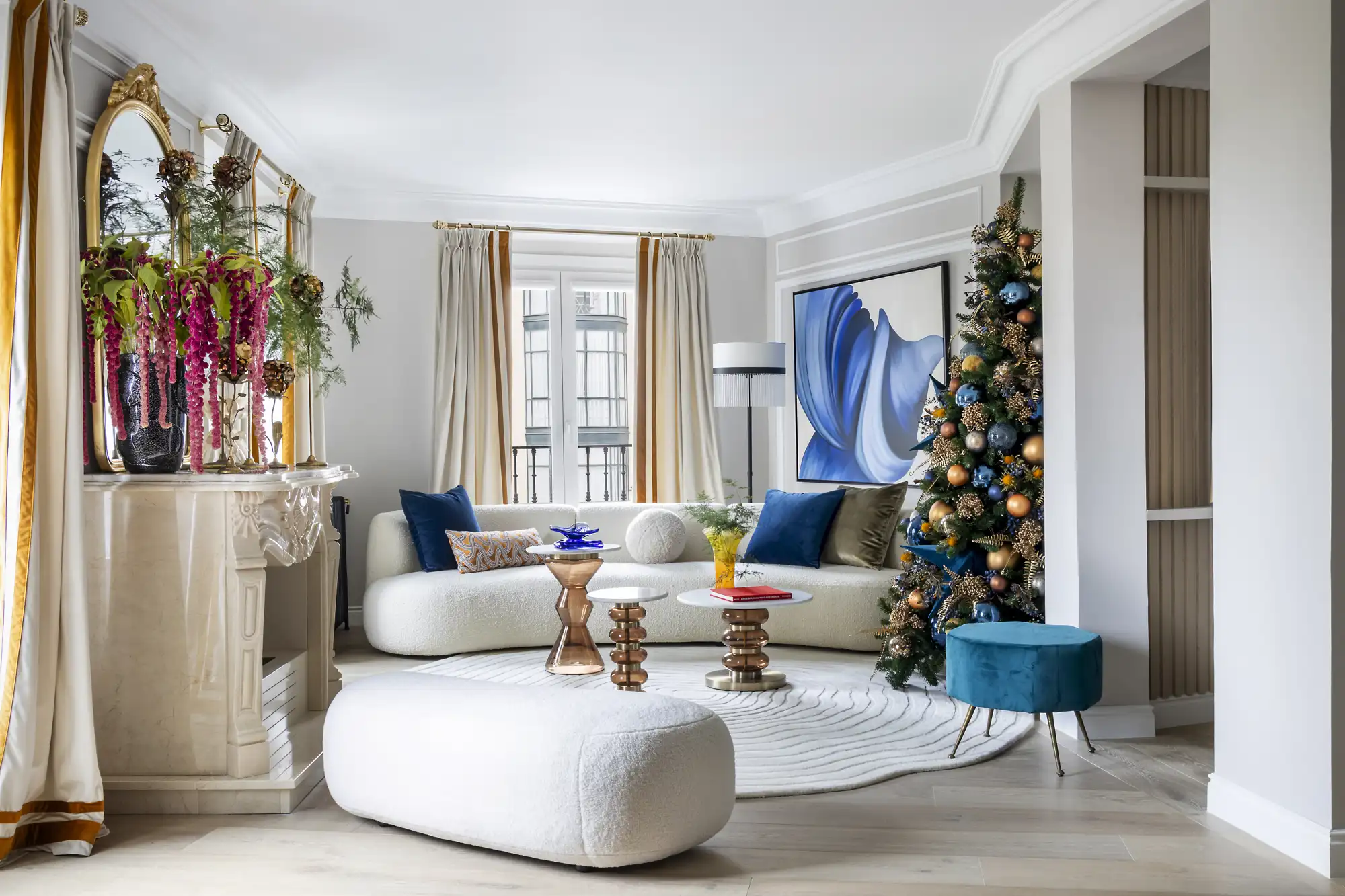 Salón con árbol de Navidad 