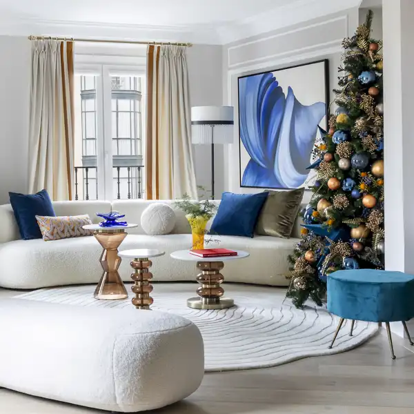 Salón con árbol de Navidad 