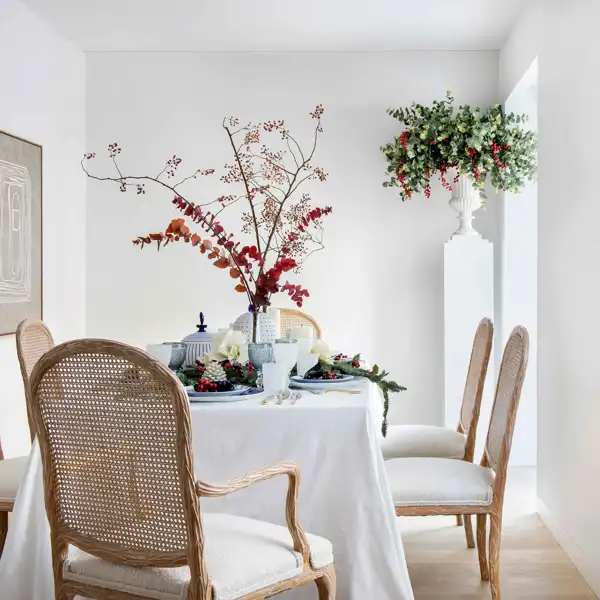 Una mesa de Navidad en rojo y azul