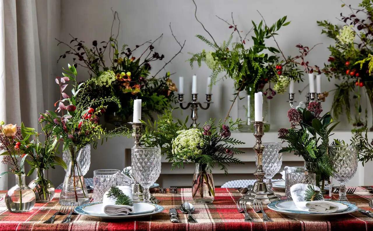 Una mesa de Navidad exuberante y natural 