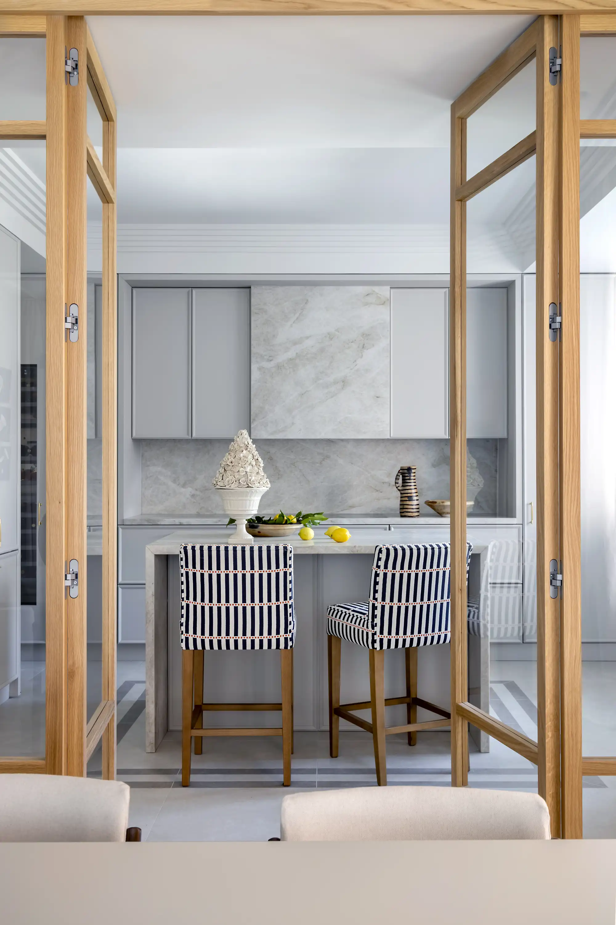 Cocina moderna gris con puertas de madera y cristal 