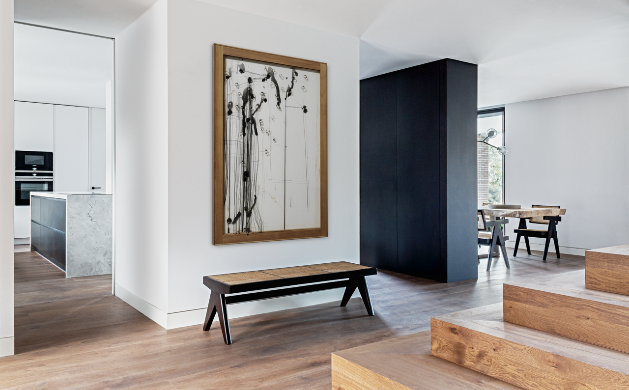 Recibidor de estilo sobrio con una obra de arte como protagonista. Interiorismo: Lourdes Martínez Nieto