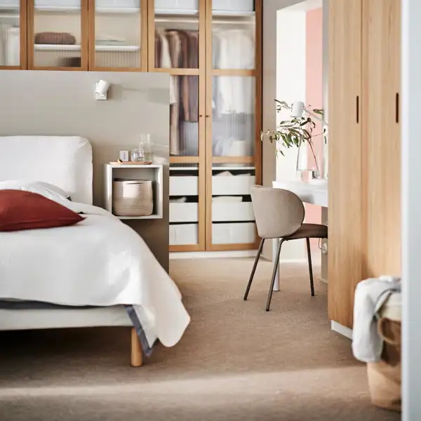 Así es la nueva colcha de IKEA con detalles elegantes que renueva la cama y el sofá de las casas minimalistas y acogedoras