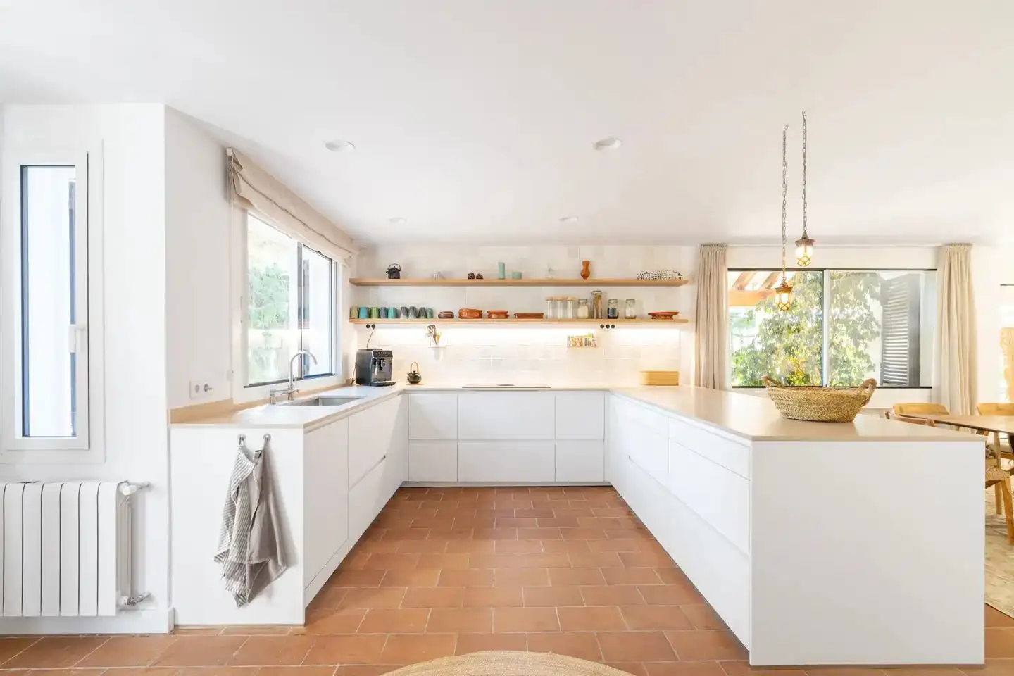 Una cocina de estilo mediterráneo en blanco con encimera de madera