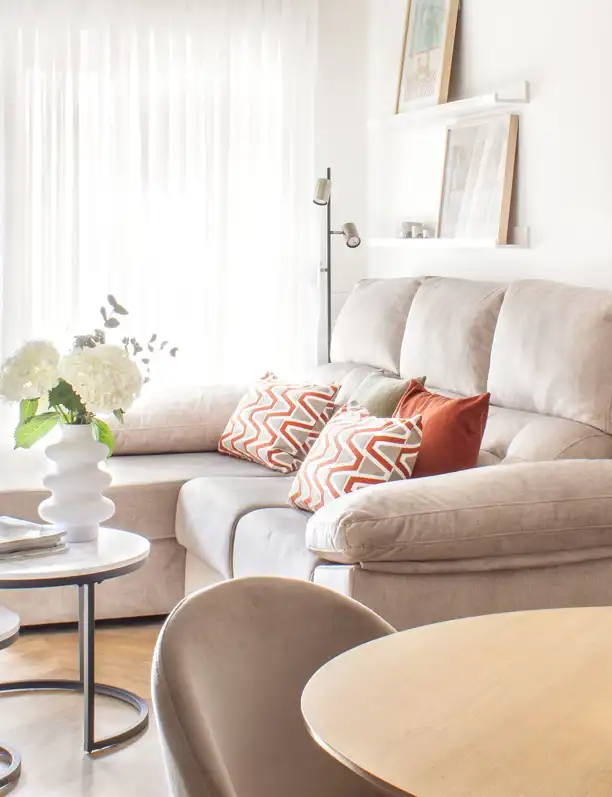 En este piso pequeño (54 m²) fue posible abrir la cocina al salón-comedor, ampliar el baño y personalizar los dormitorios