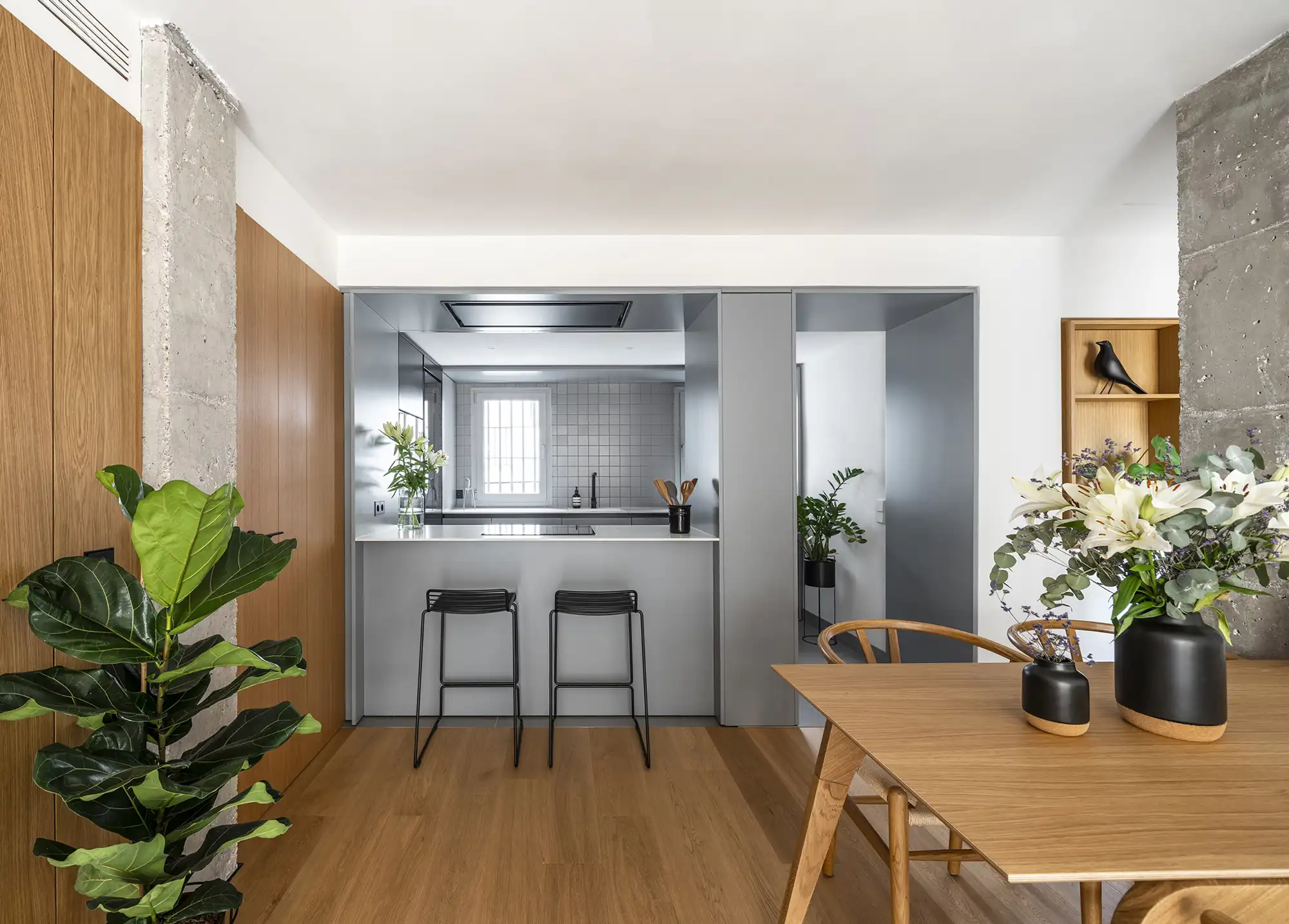 3. Un piso de 60 m2 con cocina abierta y materiales naturales