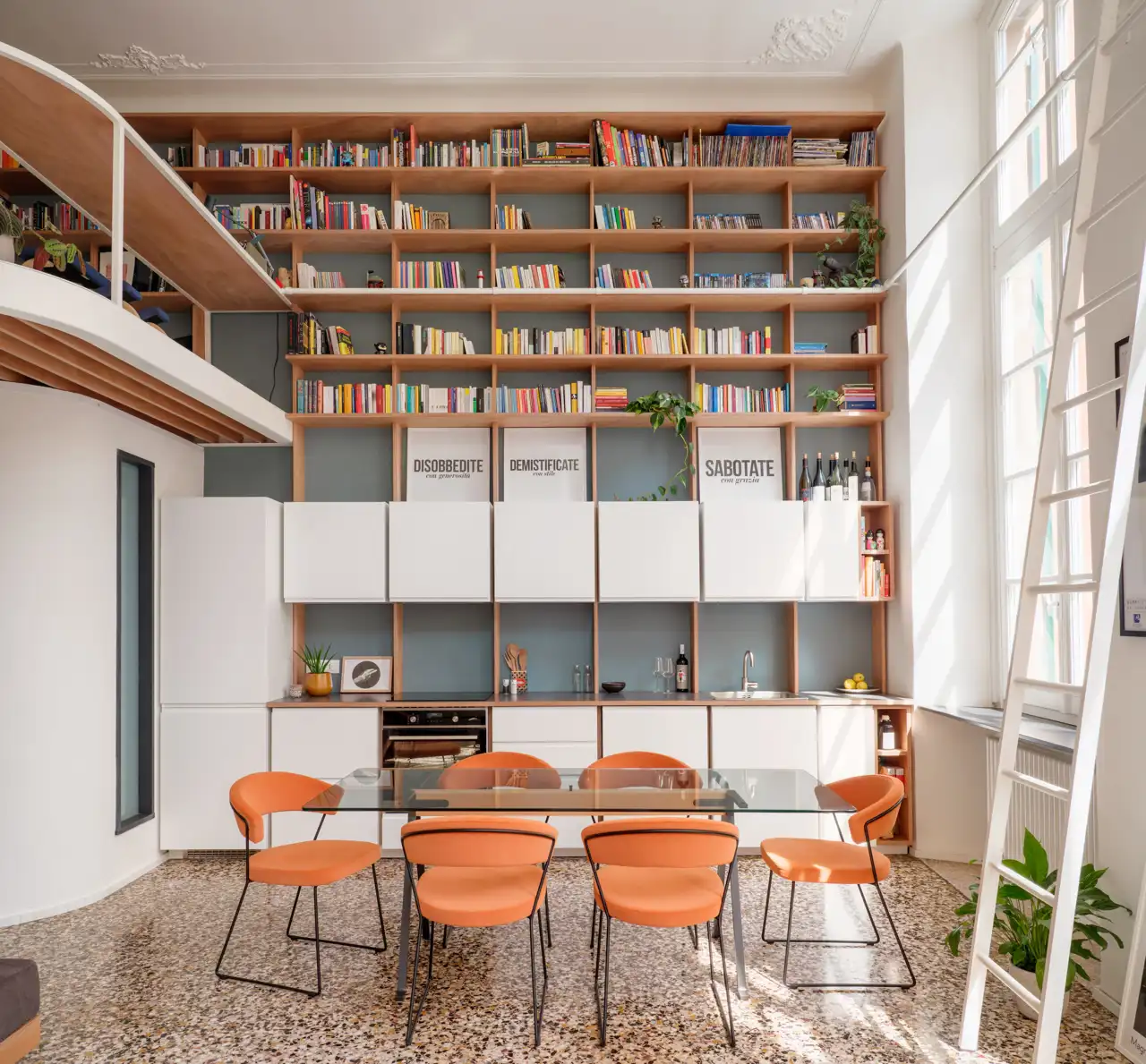 Cocina y librería, a medida diseñadas por el estudio.