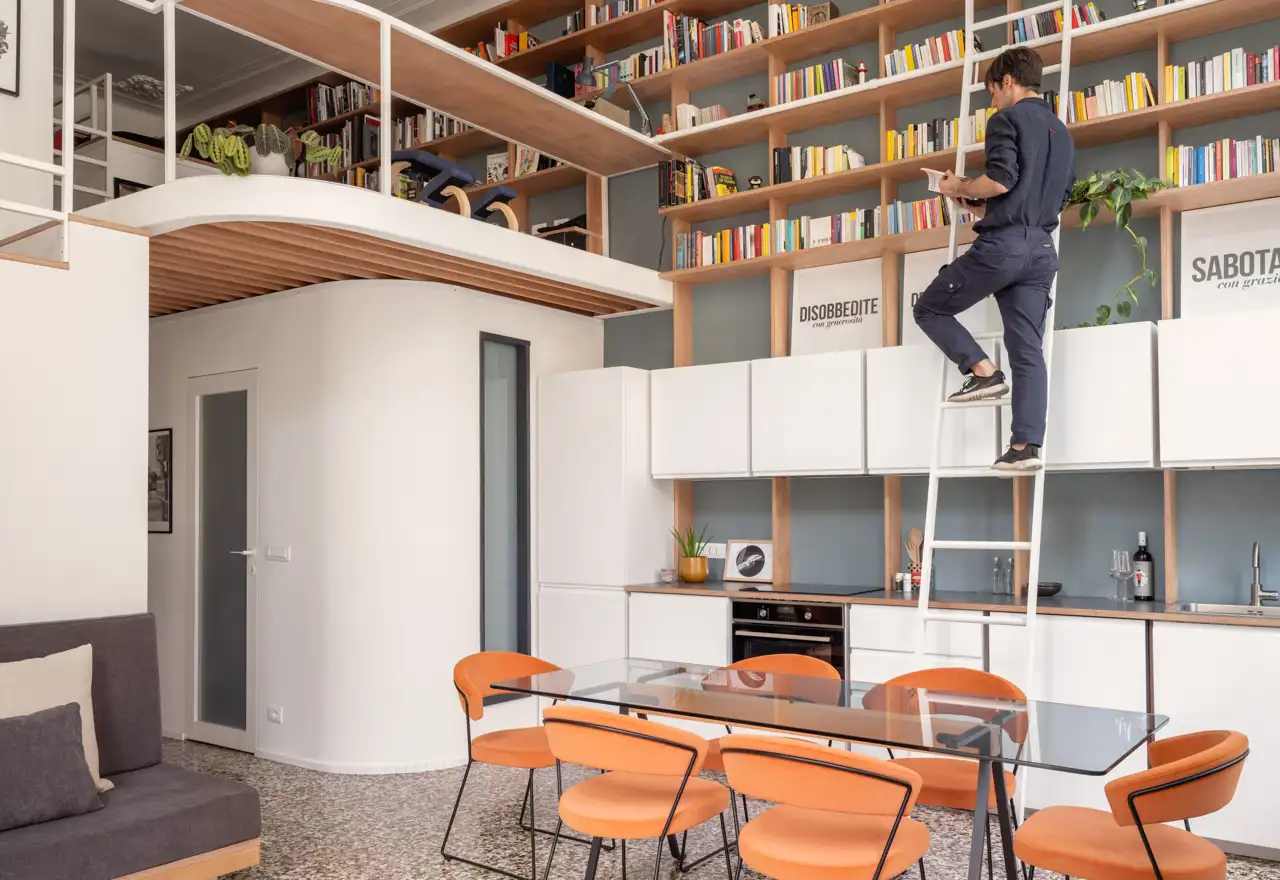 Este loft ubicado en un palacio italiano presume de un diseño multifuncional y creativo