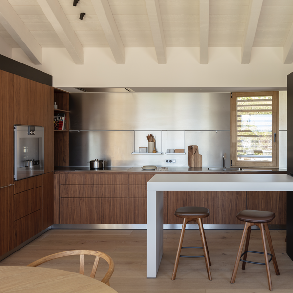 Combinar madera y acero en cocinas modernas: ideas para crear el matrimonio perfecto y de moda en casa