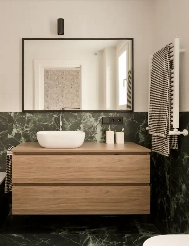 Cómo decorar un baño muy pequeño en 2025: 18 ideas que añaden estilo sin perder espacio y funcionalidad
