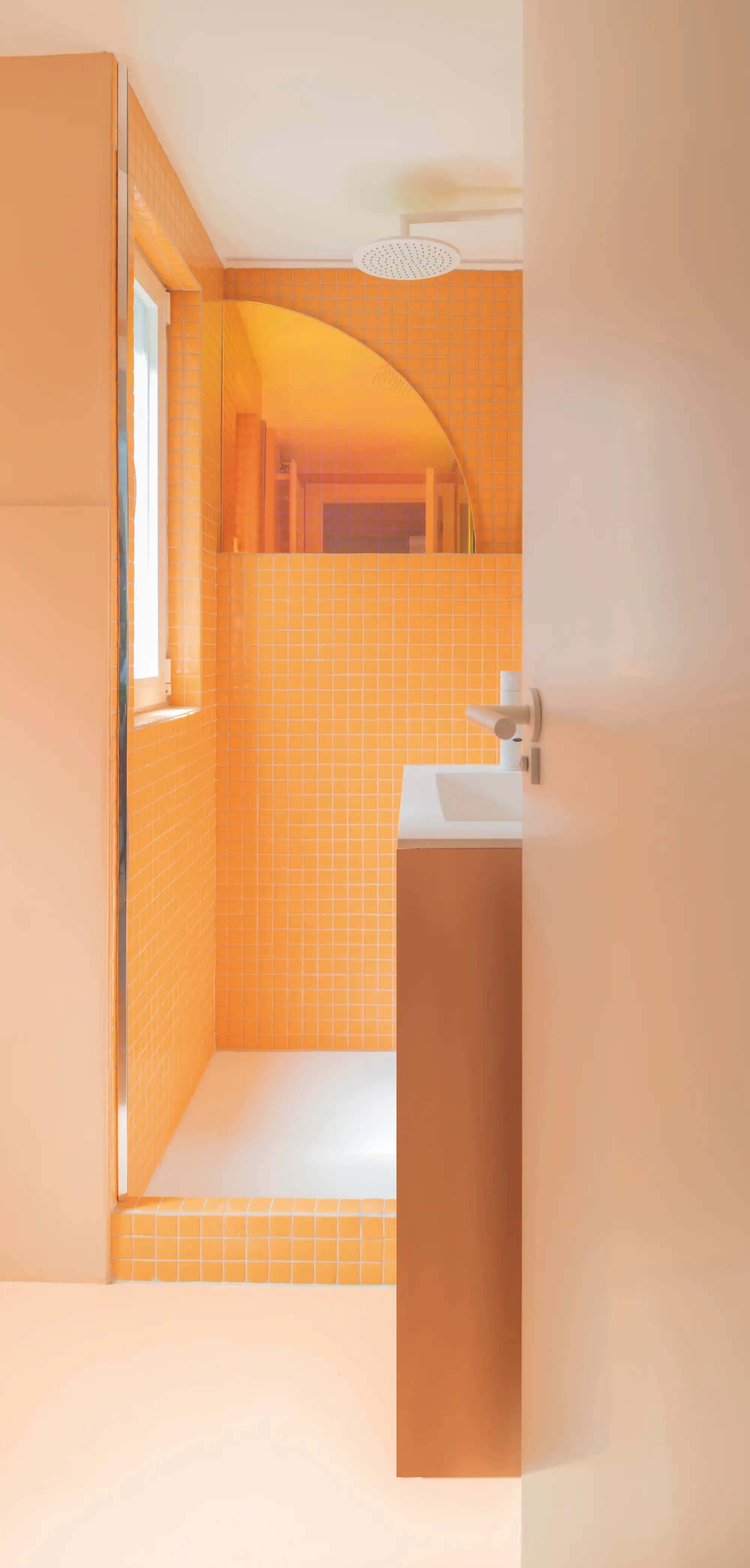 Baño con azulejos naranjas 