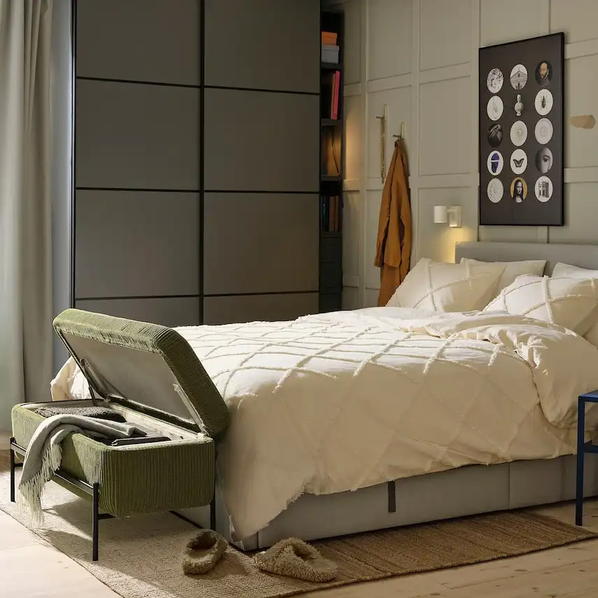 Dormitorio con banqueta verde khaki