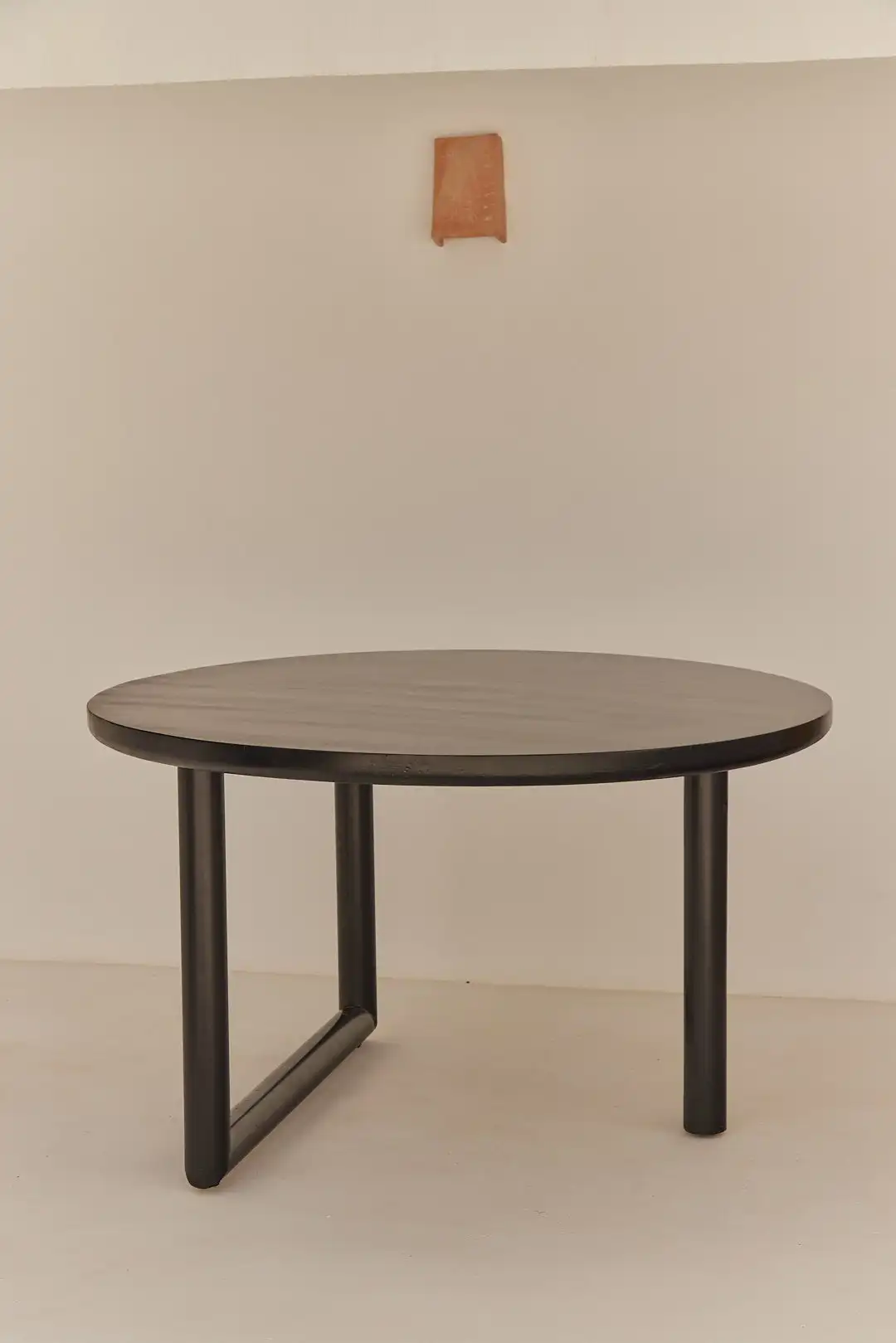 Mesa de madera oscura