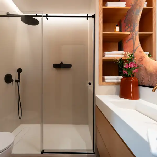 baño en suite con ducha y papel pintado vegetal naranja