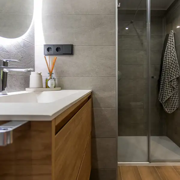 ¿Cuánto cuesta renovar un baño de tamaño medio (6 m²) en 2025? Precios y cómo ahorrar, según un experto