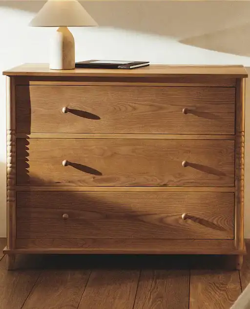 Una cómoda como esta encajaría en este dormitorio