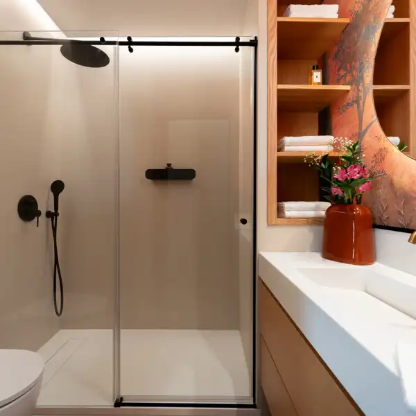 baño en suite con ducha y papel pintado vegetal naranja