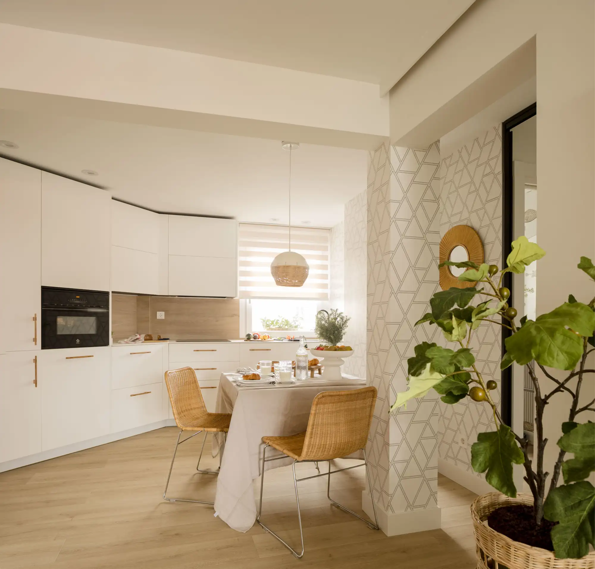 cocina con comedor en blanco y madera