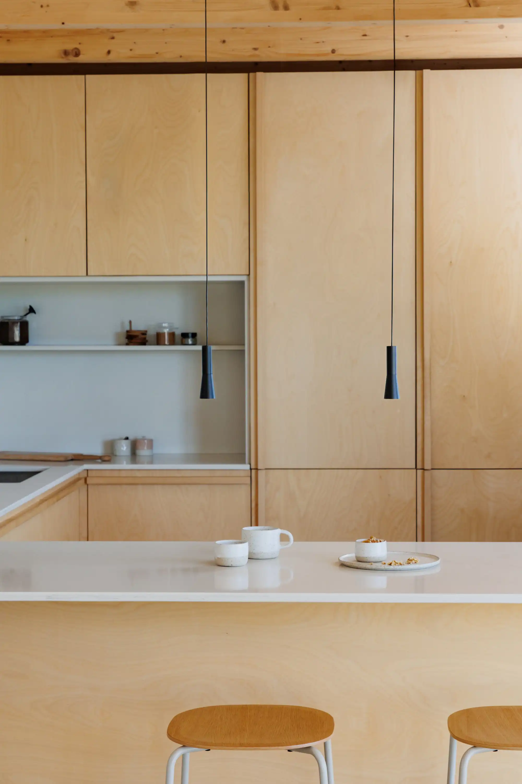 Cocina estrecha con dos luces suspendidas sobre la encimera de trabajo 