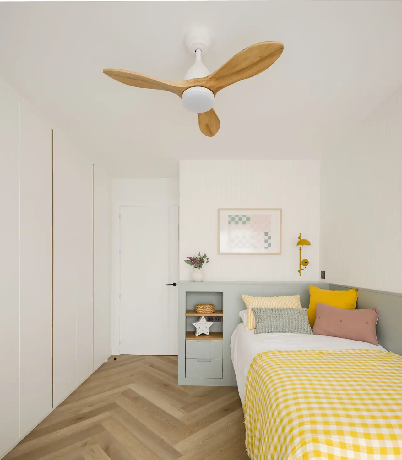 DORMITORIO INFANTIL. El cabecero se hizo a medida en un tono verde grisáceo, a juego con el papel de rayas que cubre la pared longitudinal.