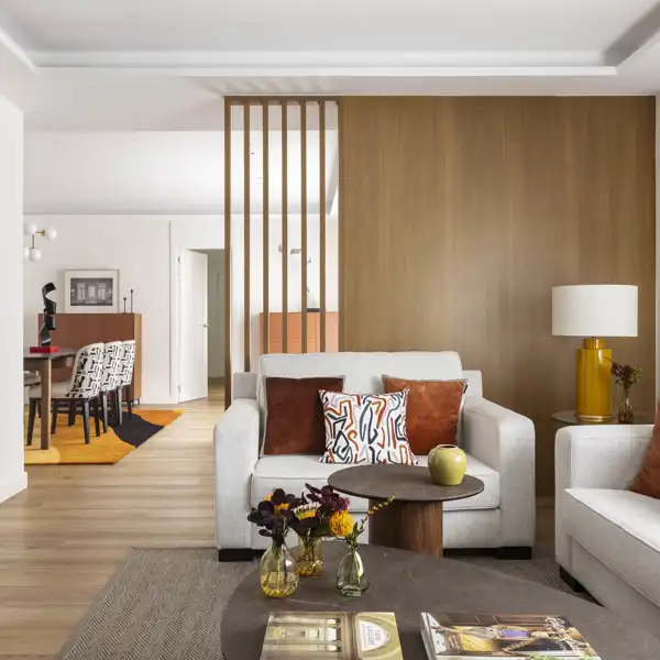 De estilo moderno, con toques de color y mucha luz natural: tras la reforma se convierte en la casa de ensueño de la clienta