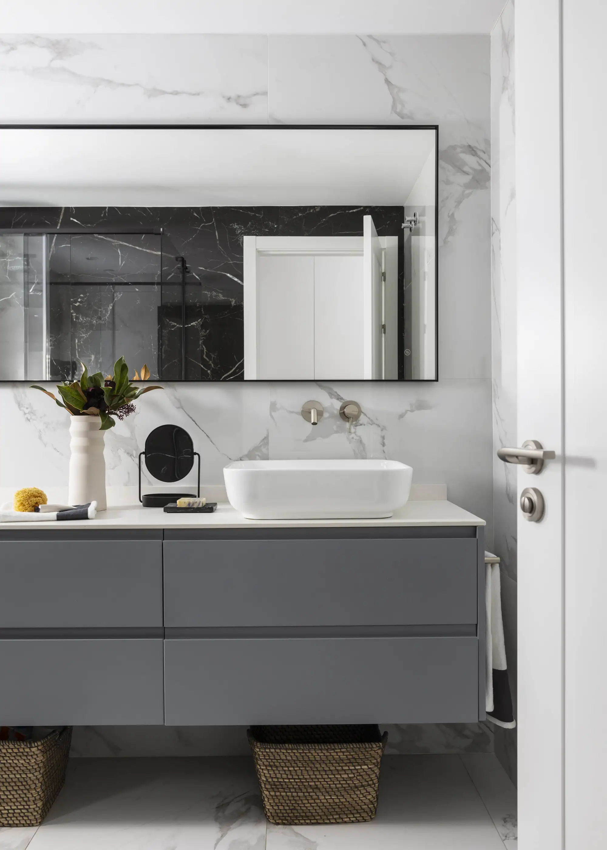 baño principal mueble gris y revestimiento marmol