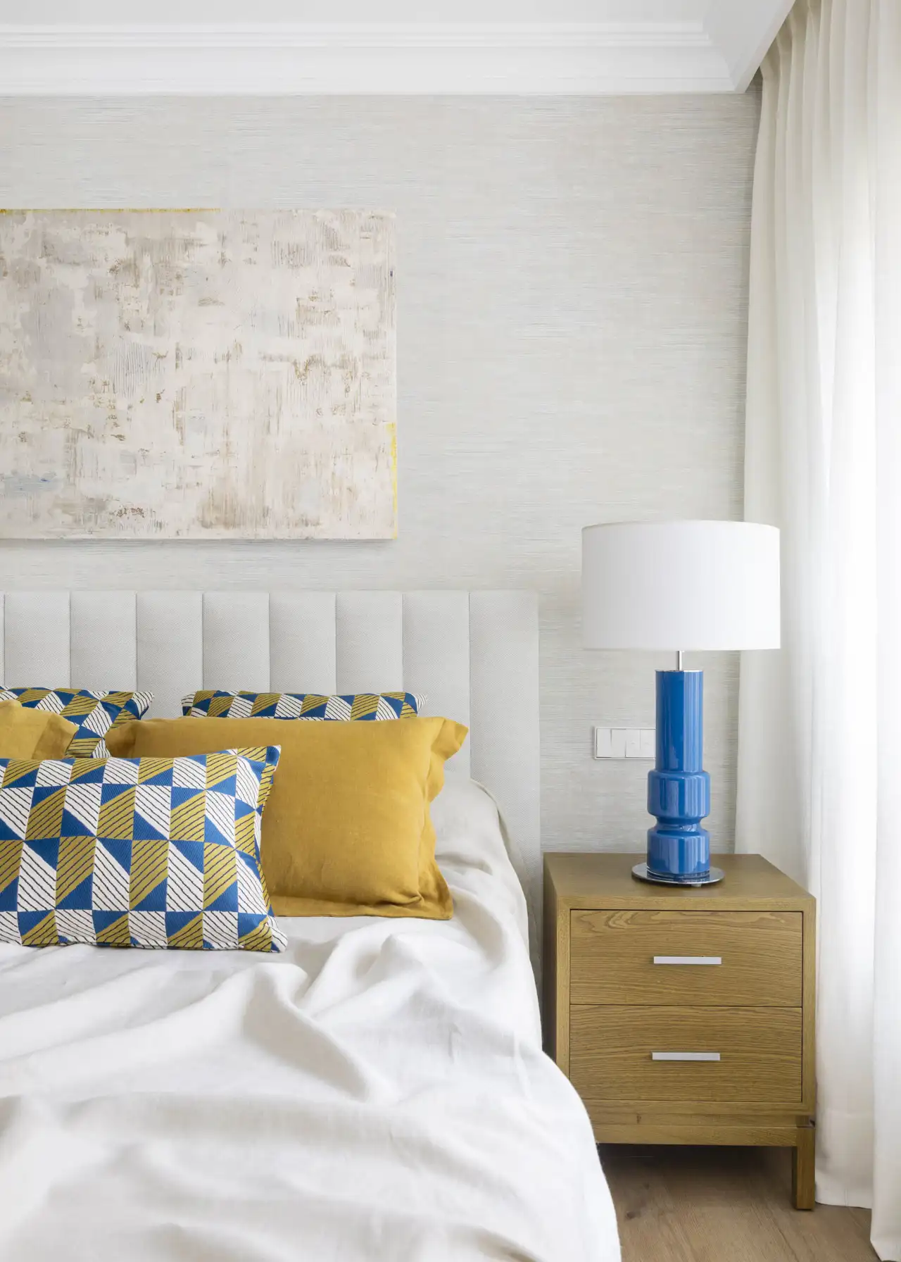 DORMITORIO. El estilo del proyecto es contemporáneo, con pinceladas mid century, piezas de arte y sin miedo a arriesgar los toques de color.
