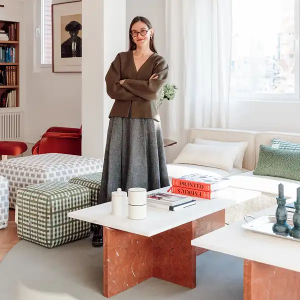 Pilar García Ferrer, arquitecta, transforma un dormitorio mini en un baño de lujo: "la cortina va en la intención decorativa y funcional de hacer un espacio hedonista"