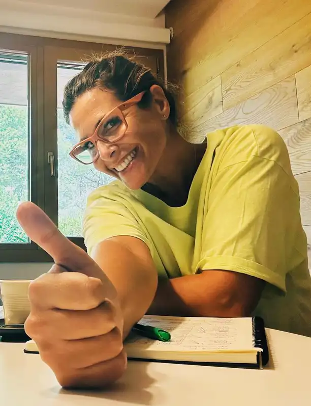 Nuria Roca Granell reviste la pared de su comedor con vistas a su cocina blanca: la alternativa que recomiendan los expertos en decoración