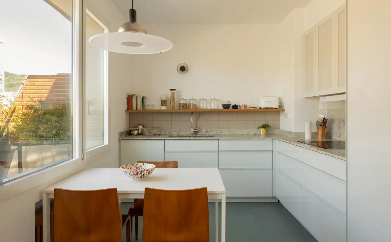 Esta cocina cuenta con azulejos en beige de pequeño formato en el salpicadero