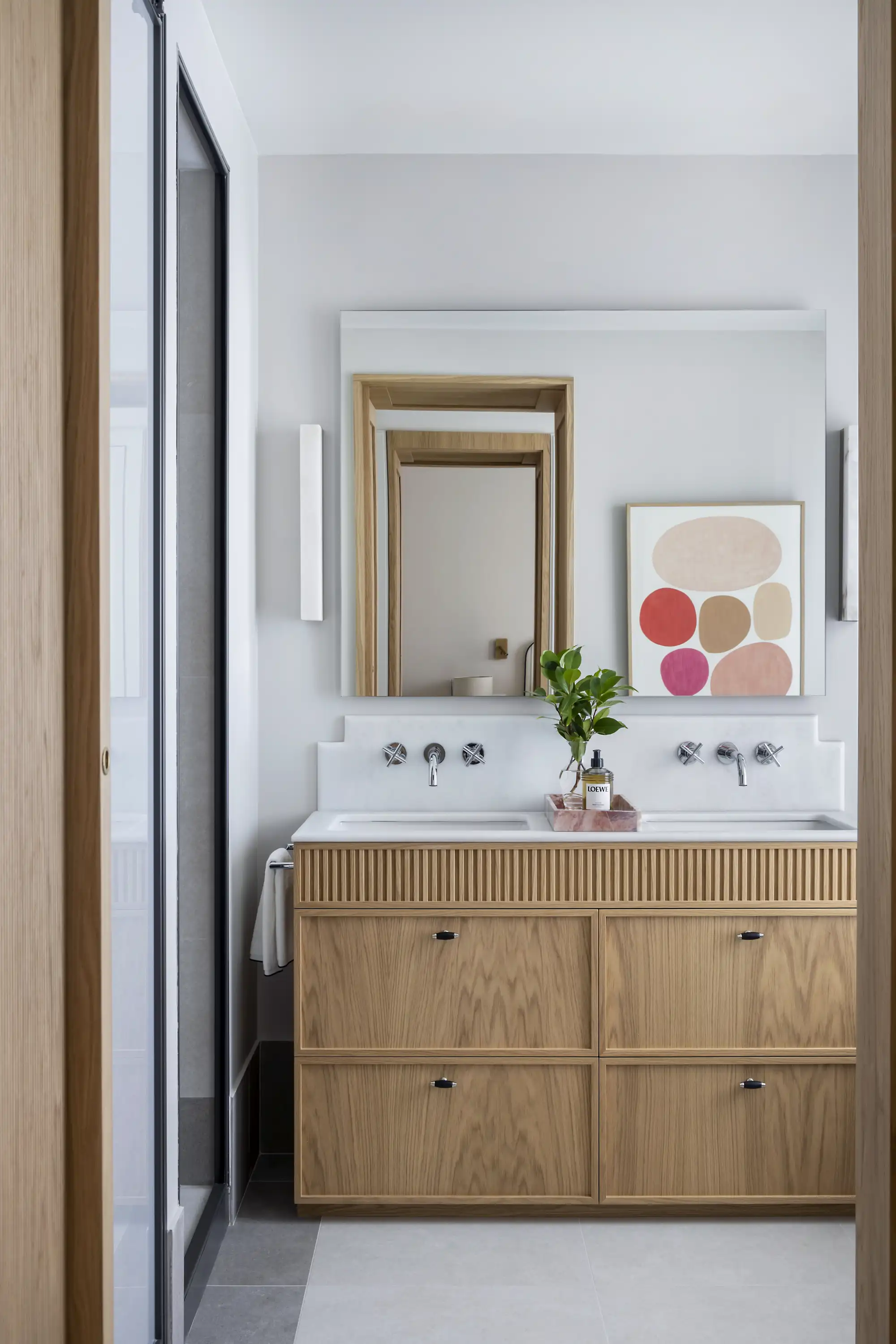 Baño con mueble de madera 