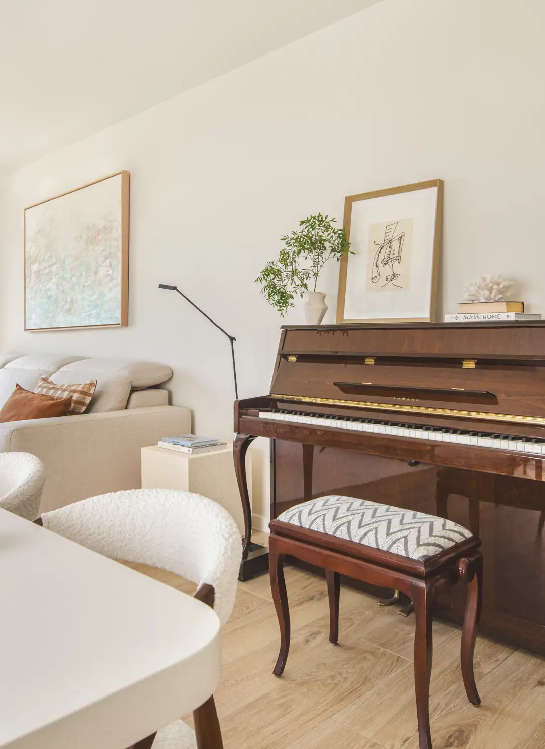 piano antiguo en el salon comedor