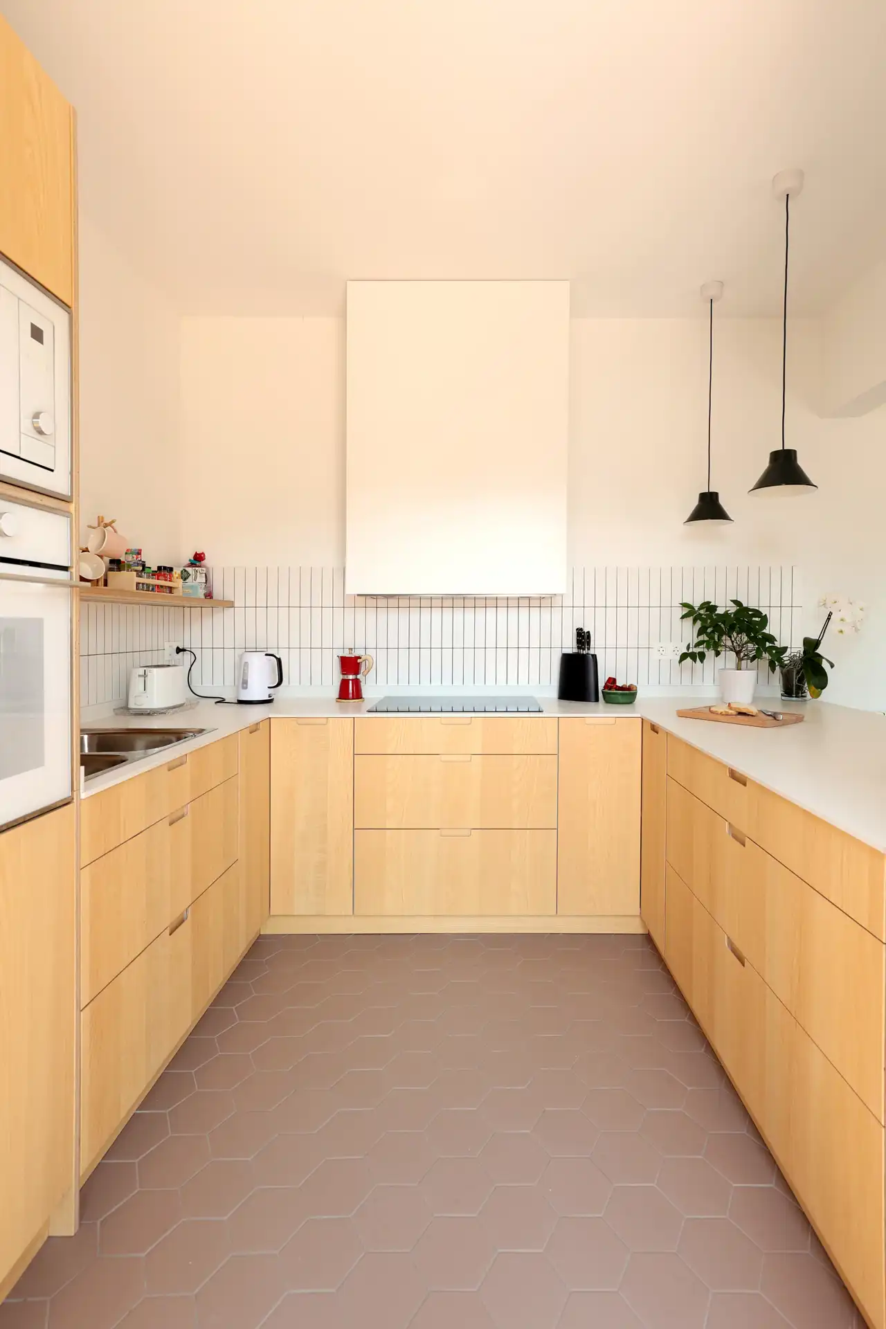 Una cocina con azulejos y de madera 