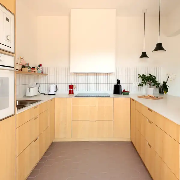 Una cocina con azulejos y de madera 