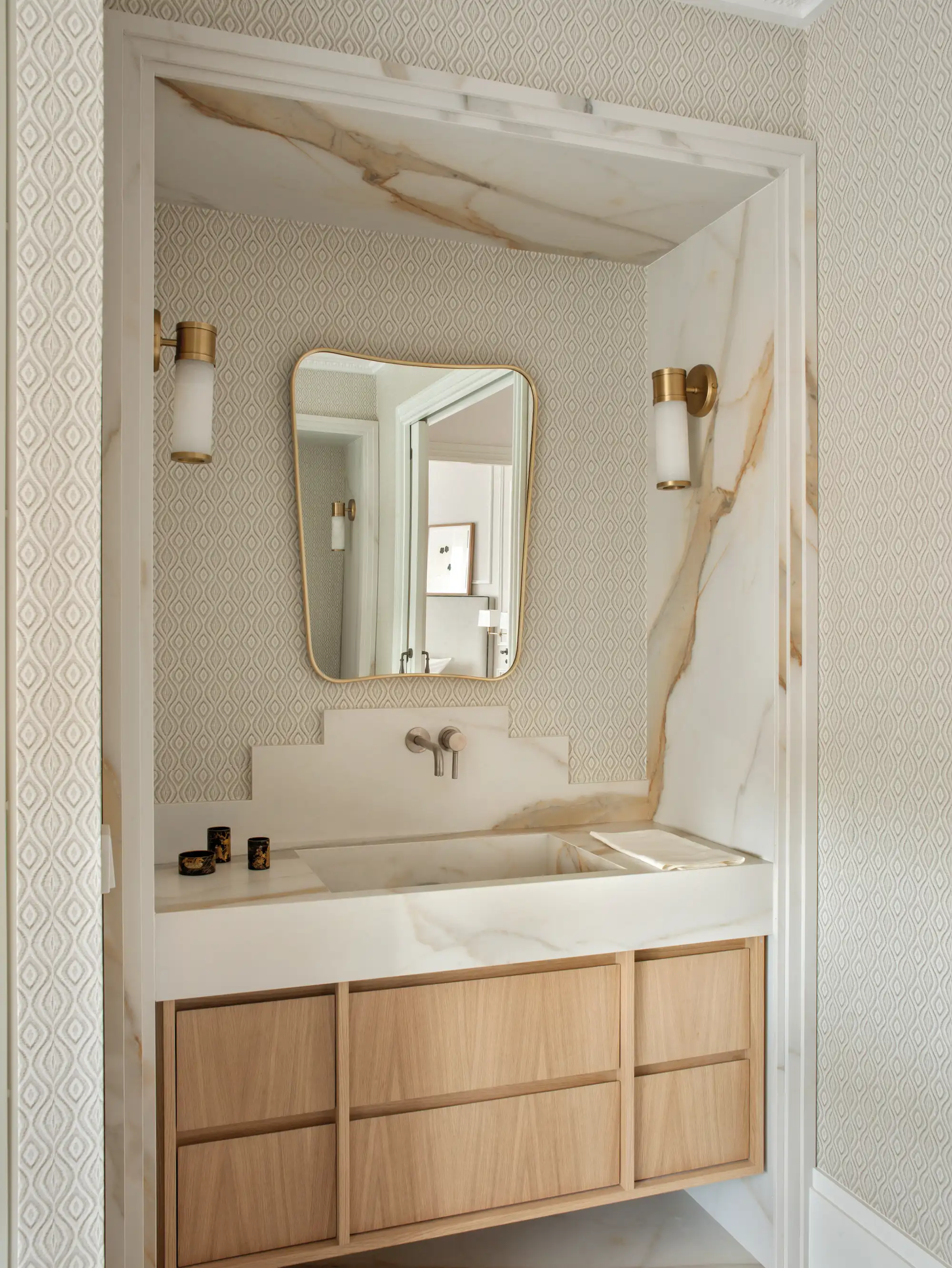 Baño con mueble de madera