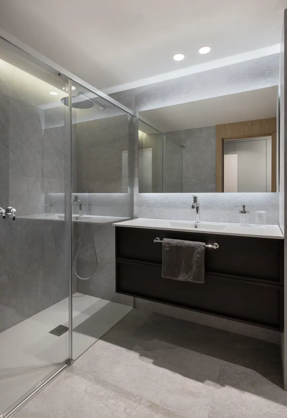 baño principal minimalista